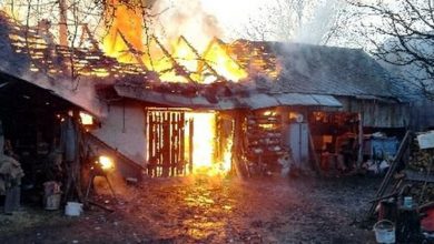 Gdy kradł benzynę, świecił sobie zapalniczką. Podpalił siebie, skuter i szopę (fot.KMP Elbląg)