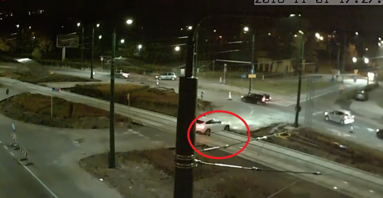 Sosnowiec: Kierowca BMW wjechał na zamknięte rondo i zawisł na torach! (fot.youtube)