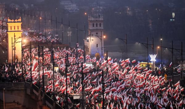 Służby o marszu w Warszawie: 250 tysięcy osób i prawie bez incydentów