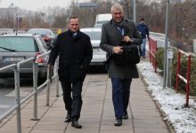 Przesłuchanie Czarneckiego zakończone. Zabezpieczono nośniki (fot.TVP Info)