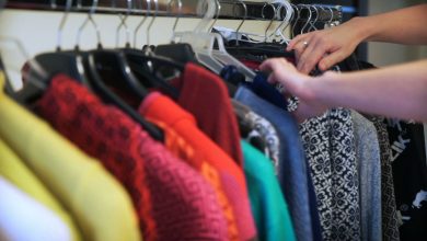 Fabryki w Polsce: Jak powstaje woda mineralna i jak się szyje modne swetry?