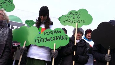 Tekturowe chmury i obawy o czyste powietrze. "Klimat? Czarno to widzę". Ekologiczny happening w Chorzowie