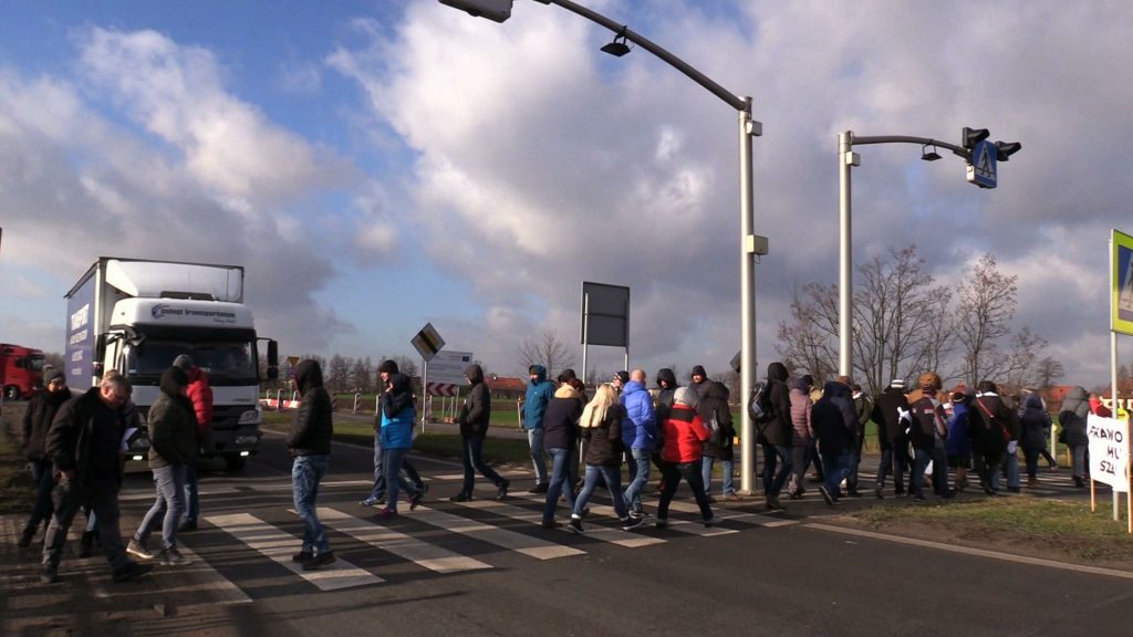 Spacerując przez przejście dla pieszych na DK 44, łączącej Gliwice z Krakowem chcieli zwrócić uwagę na swój problem