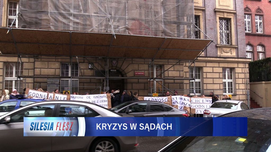 Protest pracowników sądów w Katowicach. Dzisiaj przed Sąd Okręgowy przy ul. Andrzeja wyszli ci, którzy są niezadowoleni z obecnej sytuacji.