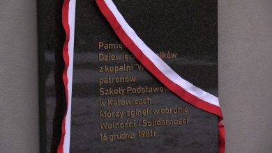 Pacyfikacja górników w kopalni "Wujek". SP nr 5 w Katowicach upamiętniła dziś wydarzenia sprzed 37 lat [WIDEO] (fot.mat.TVS)