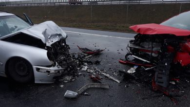 Czołowe zderzenie mercedesa z oplem [ZDJĘCIA] Nie żyje kobieta podróżująca oplem (fot.Policja Kujawsko-Pomorska)