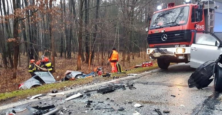 Śląskie: Tragiczny wypadek w lesie kobiórskim. Dwie osoby nie żyją (fot.112 Tychy - Tyskie Służby Ratownicze)