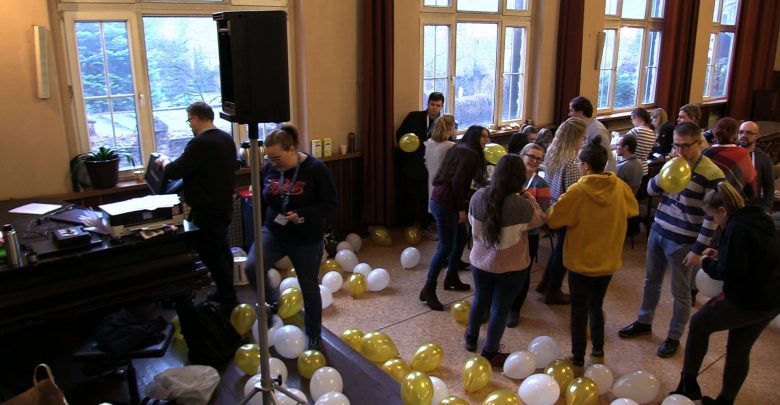 Wolontariusze przygotowują imprezę dla potrzebujących. Sylwester z Ubogimi w Katowicach to szczególne wydarzenie