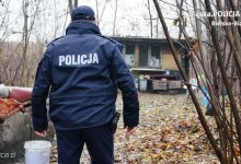 Pił wodę z kałuży, mieszkał w garażu. 43-latek w stanie hipotermii trafił do szpitala (fot. Śląska Policja)