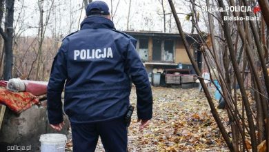 Pił wodę z kałuży, mieszkał w garażu. 43-latek w stanie hipotermii trafił do szpitala (fot. Śląska Policja)