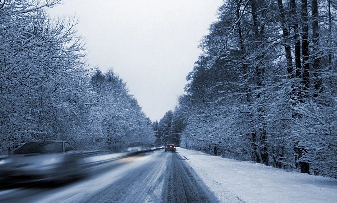 Opady śniegu i śliskie drogi! Kierowcy UWAŻAJCIE! [OSTRZEŻENIE IMGW]