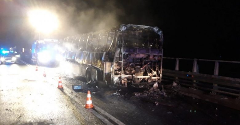 Śląskie: Kolizja w Rudnikach. Autobus spłonął doszczętnie [ZDJĘCIA] (fot. Śląska Policja)
