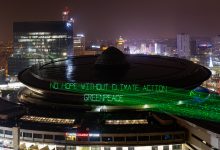 Katowice: Aktywiści Greenpeace wyświetlili napis na Spodku. Policja spisała prawie 20 osób! (fot.Greenpeace)