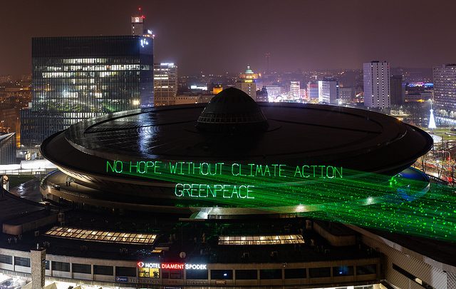 Katowice: Aktywiści Greenpeace wyświetlili napis na Spodku. Policja spisała prawie 20 osób! (fot.Greenpeace)