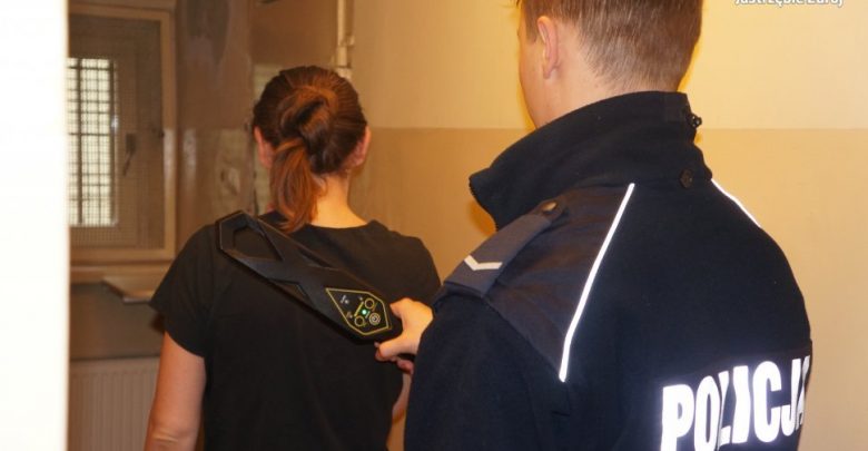 Śląskie: Policjanci zwinęli ją z ulicy. Podczas przeszukania okazało się, że ukrywa coś w bieliźnie (fot.KMP Jastrzębie-Zdrój)