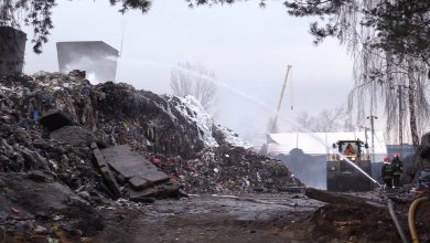 Z pożaru opon na składowisku w Żorach wciąż unosi się dym. Mieszkańcy boją się, że to trucizna! [WIDEO]