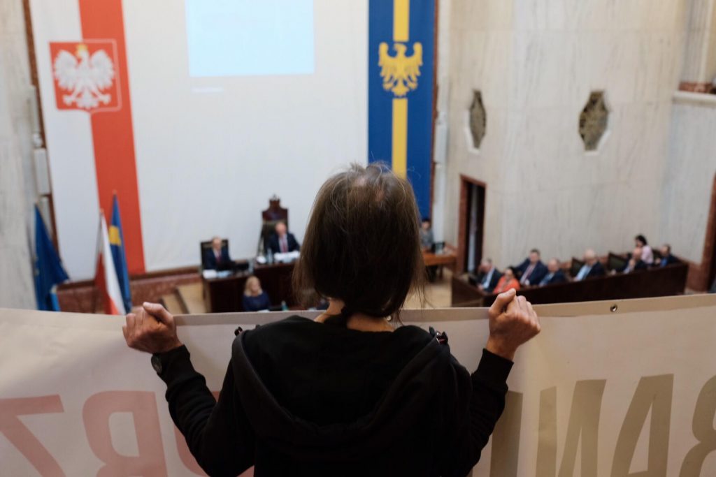 W sali sejmu śląskiego oprócz radnych pojawili się także protestujący przeciwko poparciu przez radnego - a obecnie wicemarszałka Wojciecha Kałużę - Prawa i Sprawiedliwości (fot.Paweł Jędrusik)