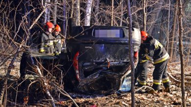 Tychy: Dachowanie fiata na Katowickiej. W środku zakleszczony kierowca [ZDJĘCIA] (fot.112 Tychy - Tyskie Służby Ratownicze)