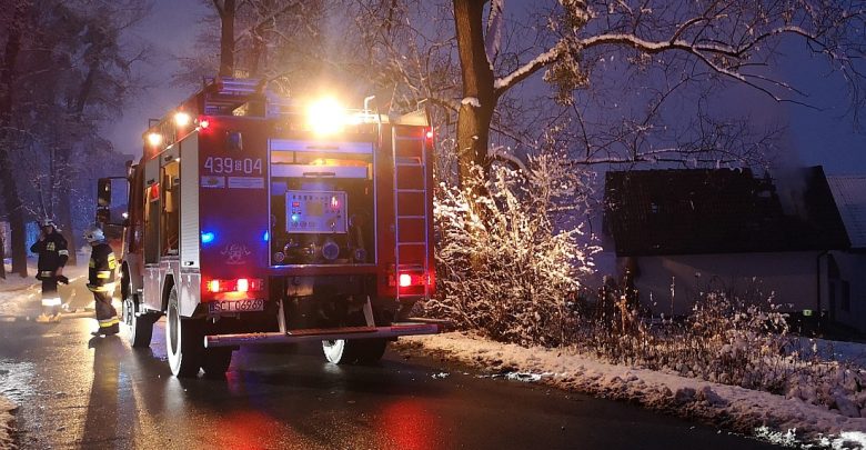 Śląskie: Pożar magazynu z zabawkami. Z ogniem walczyło 10 zastępów straży pożarnej [WIDEO] (fot.ViFi)