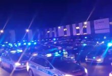 W Krakowie, policjanci zgrupowani do zabezpieczania Szczytu Klimatycznego COP 24 zorganizowali wieczorem dla rannego kolegi niesamowitą akcję wsparcia (fot.facebook)