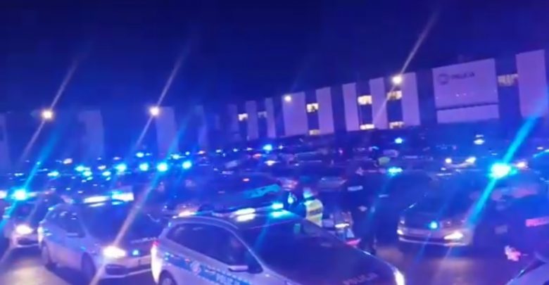 W Krakowie, policjanci zgrupowani do zabezpieczania Szczytu Klimatycznego COP 24 zorganizowali wieczorem dla rannego kolegi niesamowitą akcję wsparcia (fot.facebook)