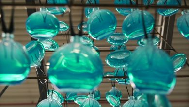 TOP 5 SILESIA FLESZ: Osuszanie KAŁUŻY i podryw na elektryczne BMW =============== Rybnik, smog, petycja, alarm smogowy, rybnicki alarm smogowy, Zdzisław Kuczma, Rybnik: Działacz alarmu smogowego chce legalizacji palenia opon! Działacz Rybnickiego Alarmu Antysmogowego Zdzisław Kuczma, w petycji do Zarządu Województwa Śląskiego chce zalegalizowania palenia opon! Wyniki badań po pożarze skladowiska w Zorach opublikowane na stronie tamtejszego magistratu i potwierdzone przez WIOŚ wprawiły go w osłupienie. Władze miasta utrzymują, że nie jest to szkodliwe. W związku z tym pojawil się też wniosek o zmianę uchwały antysmogowej. Oczywiście petycja ma za zadanie jedynie prowokować do dyskusji. Spalonymi oponami, śmierdziało nie tylko w Żorach, ale i w Rybniku i ościennych miejscowościach. Pod koniec listopada doszlo do gigantycznego pożaru składowiska opon i odpadów. Tymczasem władze Żor i WIOŚ w Katowicach uspokajali, że dym nie szkodził zdrowiu. Innego zdania byli specjaliści. Według Zdzisława Kuczmy spaliło się około 15 tys. metrów kwadratowych opon. Wszędzie na świecie tego typu zdarzenia traktuje się jako katastrofę ekologiczną. Skoro więc nie stwierdzono przekroczeń, trzeba dopuścić je do użytkowania w domowych kotłowniach.