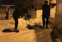 Katowice: Mieszkańcy chcieli jeździć, więc sami sobie odśnieżyli lodowisko na Murckach