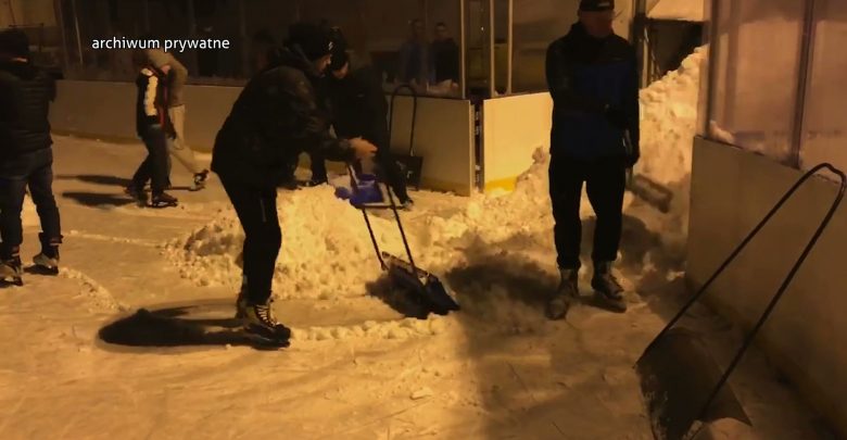 Katowice: Mieszkańcy chcieli jeździć, więc sami sobie odśnieżyli lodowisko na Murckach