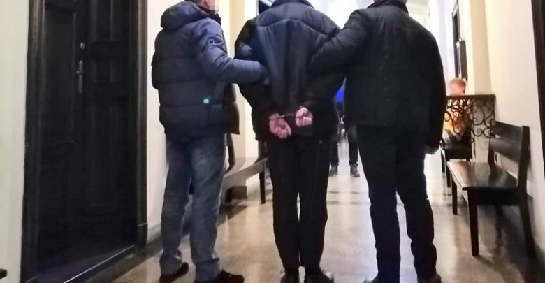 Posiadał i rozpowszechniał pornografię dziecięcą. 44-latek aresztowany (fot. policja.pl)