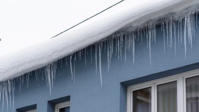 Pamiętajcie o odśnieżaniu dachów i usuwaniu sopli! Na tych, którzy tego nie robią czekają mandaty! (fot.MSWiA)