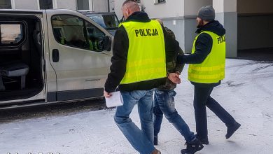 Latał po ulicy z bronią. W jego mieszkaniu policjanci znaleźli mężczyznę z raną postrzałową (fot.Policja Lubuska)