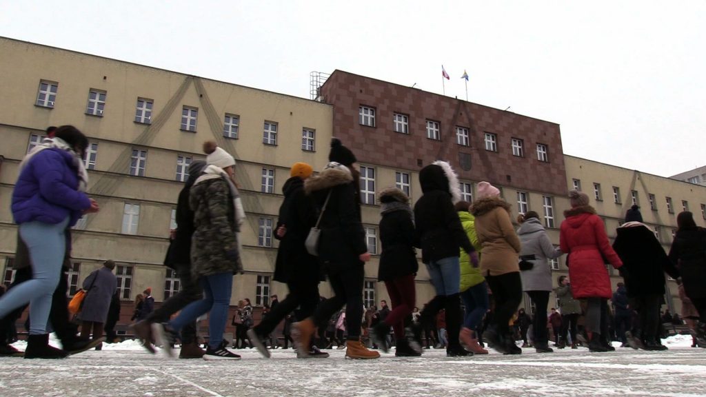 W Rudzie Śląskiej maturzyści zatańczyli Poloneza na placu Jana Pawła II