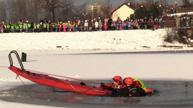 Nawet dzieci wiedzą, jak może się skończyć stąpanie po cienkim lodzie. Pokazy ratownicze w Chorzowie [WIDEO] (fot.mat.TVS)