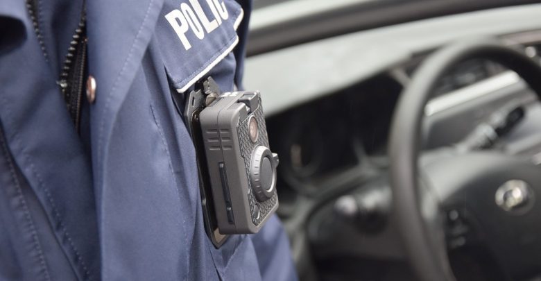 Już nic nie umknie ich uwadze. Policjanci wyposażeni w kamery na mundurach (fot. policja.pl)