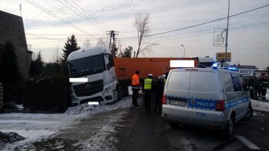 Groźny wypadek w Knurowie. Na ulicy Dworcowej zderzyły się dwa TIRy i trzy samochody osobowe. Droga po wypadku została zablokowana (fot.Zdarzenia drogowe powiatu gliwickiego)