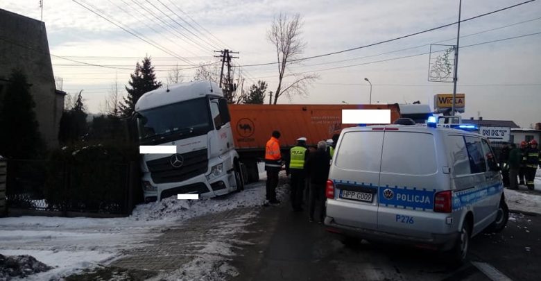 Groźny wypadek w Knurowie. Na ulicy Dworcowej zderzyły się dwa TIRy i trzy samochody osobowe. Droga po wypadku została zablokowana (fot.Zdarzenia drogowe powiatu gliwickiego)