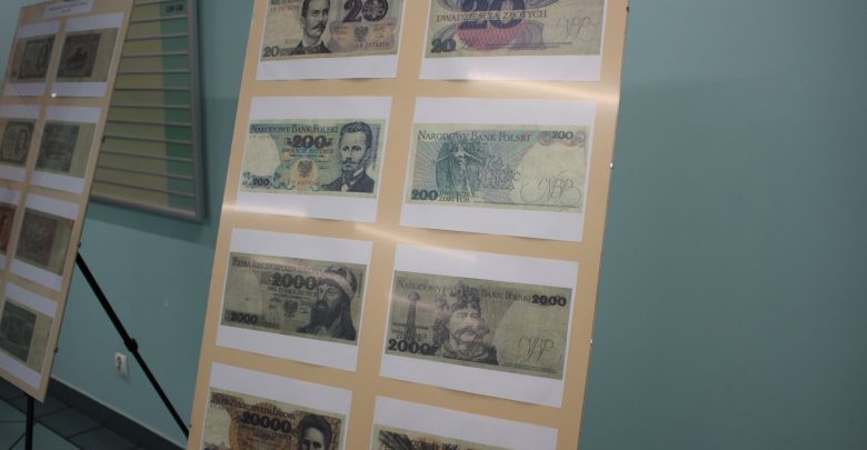 Banknoty polskie oraz zagraniczne można podziwiać na wystawie na pierwszym piętrze rudzkiego magistratu (fot.UM Ruda Śląska)