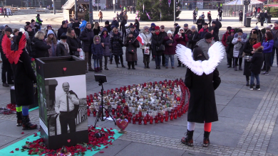 Żałoba narodowa po śmierci Pawła Adamowicza. Mieszkańcy Katowic zebrali się dziś na Rynku, by oddać hołd zmarłemu Prezydentowi Gdańska [WIDEO] (fot.mat.TVS)Żałoba narodowa po śmierci Pawła Adamowicza. Mieszkańcy Katowic zebrali się dziś na Rynku, by oddać hołd zmarłemu Prezydentowi Gdańska [WIDEO] (fot.mat.TVS)