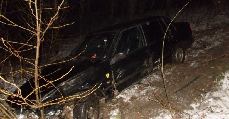 Samochód spadł ze skarpy w Rybniku! [ZDJĘCIA] Kierowca trafił do szpitala(fot. KMP Rybnik)