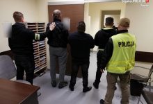 Kilogram efedryny i marihuana w aucie. Na widok policji... wyrzucili narkotyki przez okno