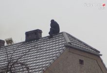 Na widok policjantów poszukiwany mężczyzna schował się na dachu (fot.KWP Katowice)