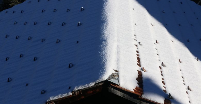 Szczyrk: dach zawalił się pod naporem śniegu! W budynku mieszkały trzy osoby