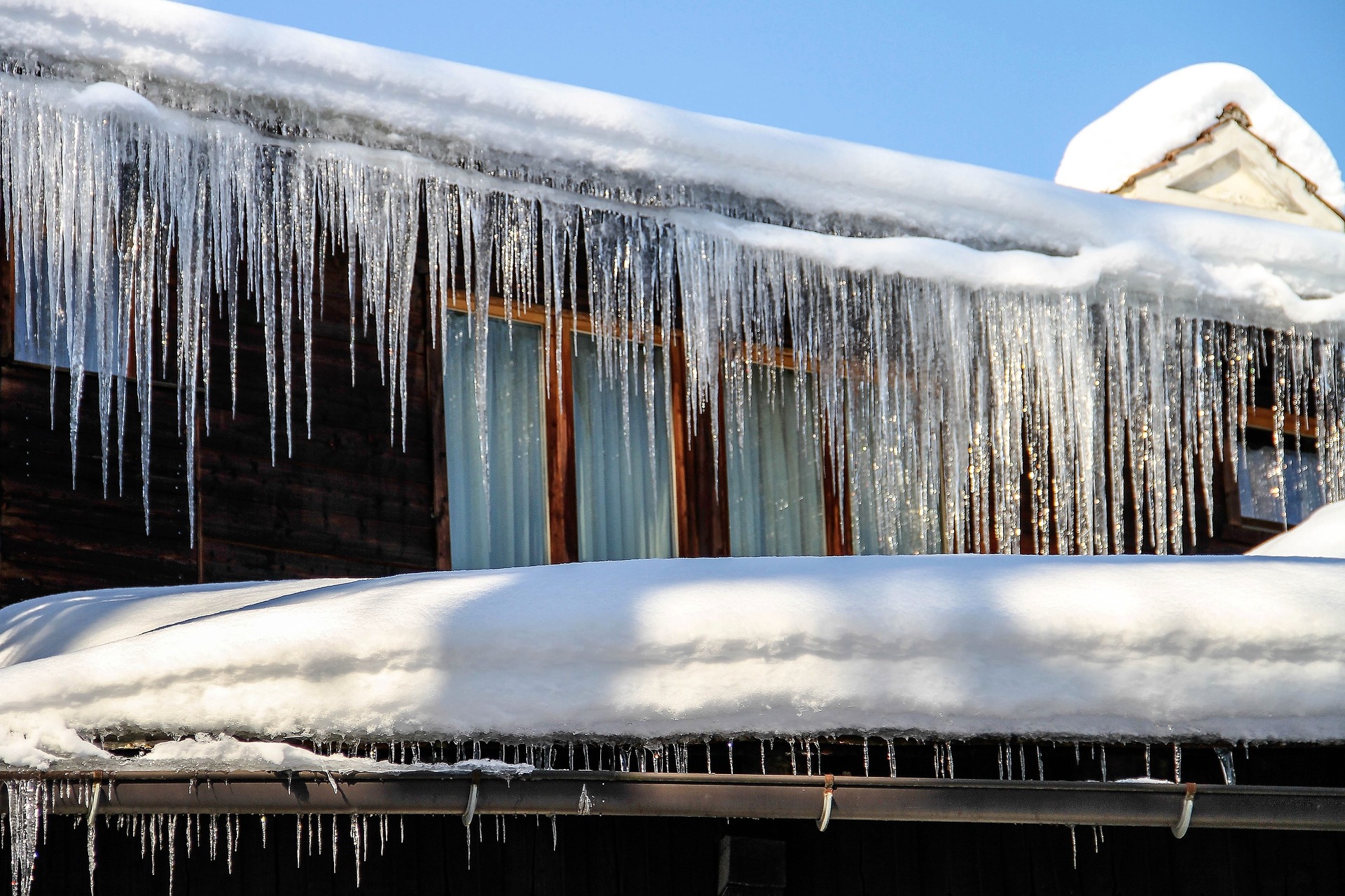 Sople jak i zalegający na dachach śnieg, należy niezwłocznie usunąć. To stanowi zagrożenie dla przechodniów. [fot. www.pixabay.com]