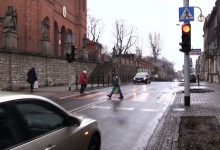 Kierowca VW potrącił dwie osoby w Piekarach Śląskich i uciekł!