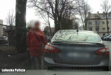 Ostrym kamieniem po samochodach. W ten sposób ukarała kierowców, którzy źle zaparkowali (fot.Policja Lubuska)