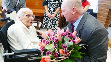 Pani Konstancja Wróbel odbiera kwiaty od wicewojewody śląskiego. Fot. Śląski Urząd Wojewódzki.