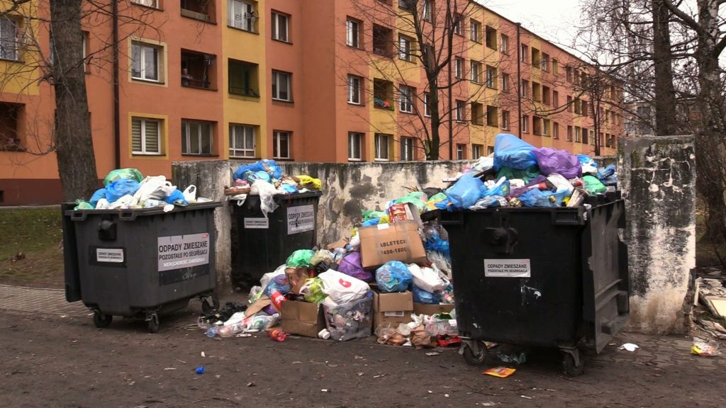 Mieszkańcy twierdzą, że firma odbierająca odpady ma problem z dojazdem do stanowiska. Bo droga, którą musi przejechać śmieciarka, jest w fatalnym stanie