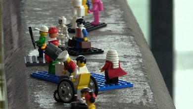 Przynieśli ludziki LEGO, żeby naprawiły schody na dworcu w Katowicach!