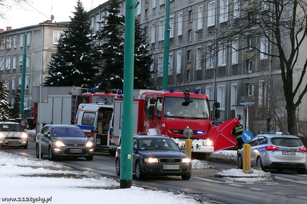 Potworny wypadek w Tychach! 10-latek wbiegł wprost pod jadący trolejbus! Wszystko nagrała pokładowa kamera (fot.112tychy.pl)