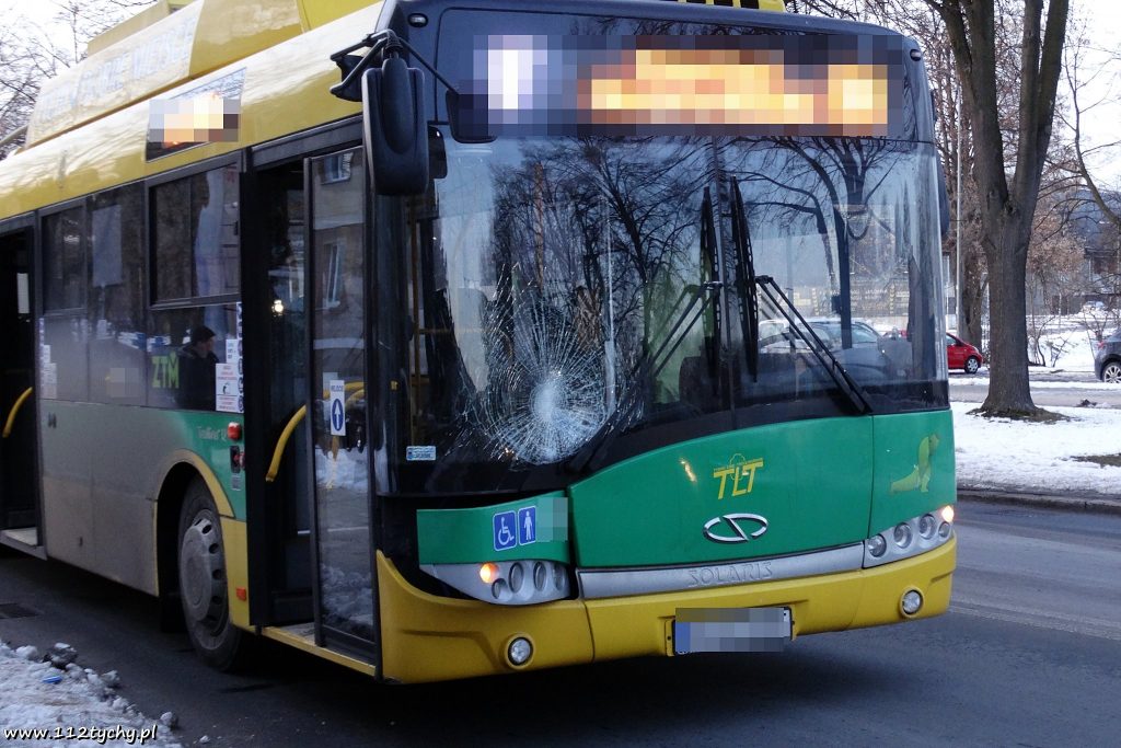 Wypadek w którym chłopiec wpadł pod trolejbus w Tychach miał miejsce w czwartek, 7 lutego, około godziny 16.25 na ulicy Edukacji(fot.112tychy.pl)